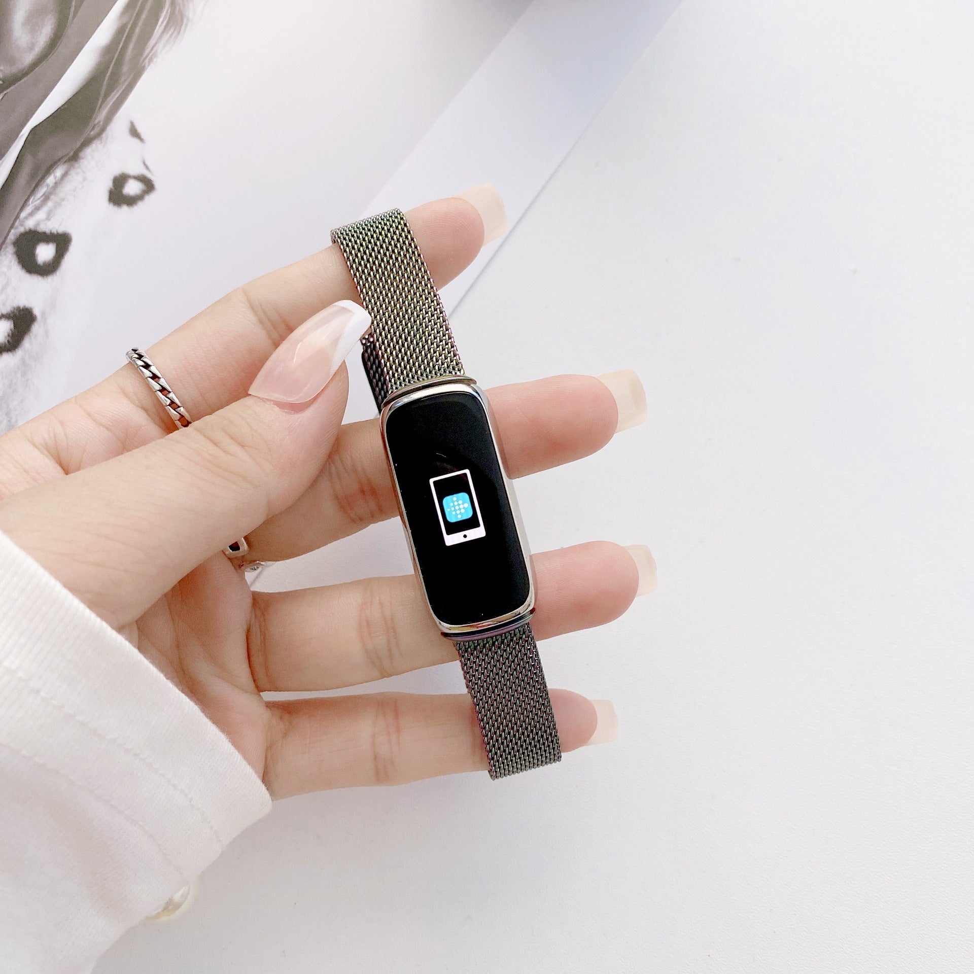 Image of Solin — Magnetisch milanese bandje — Fitbit Luxe